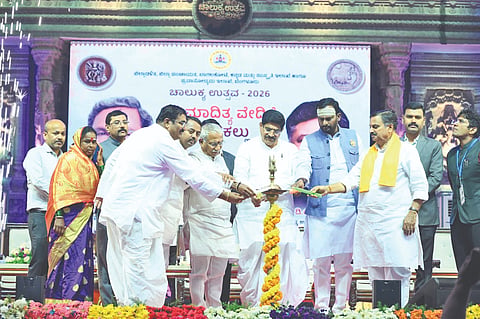  ಬಾದಾಮಿ ತಾಲೂಕಿನ ಪಟ್ಟದಕಲ್ಲು ಸ್ಥಳದಲ್ಲಿ ಮಂಗಳವಾರ ರಾತ್ರಿ ಚಾಲುಕ್ಯ ಉತ್ಸವದ ಎರಡನೇ ದಿನದ ಕಾರ್ಯಕ್ರಮವನ್ನು ಜಿಲ್ಲಾ ಉಸ್ತುವಾರಿ ಸಚಿವ ಆರ್.ಬಿ. ತಿಮ್ಮಾಪೂರ ಅವರು ಉದ್ಘಾಟಿಸಿದರು. ಸಂಸದ ಪಿ.ಸಿ. ಗದ್ದಿಗೌಡರ, ವೀರಶೈವ ಲಿಂಗಾಯತ ಅಭಿವೃದ್ಧಿ ನಿಗಮದ ಅಧ್ಯಕ್ಷ ವಿಜಯಾನಂದ ಕಾಶಪ್ಪನವರ, ರಾಜ್ಯಸಭಾ ಸದಸ್ಯ ನಾರಾಯಣಸಾ ಭಾಂಡಗೆ, ಬಾದಾಮಿ ಶಾಸಕ ಭೀಮಸೇನ ಚಿಮ್ಮನಕಟ್ಟಿ ಇತರರಿದ್ದರು.