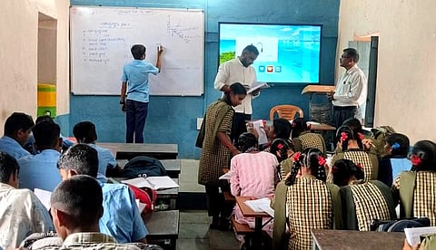 ಬಾಗಲಕೋಟೆ ತಾಲೂಕಿನ ತಿಮ್ಮಾಪುರ ಗ್ರಾಮದ ಸರ್ಕಾರಿ ಪ್ರೌಢಶಾಲೆಗೆ ಮಂಗಳವಾರ ಭೇಟಿ ನೀಡಿದ ಜಿಪಂ ಸಿಇಒ ಗಜಾನನ ಬಾಲೆ ಅವರು ಶೈಕ್ಷಣಿಕ ಚಟುವಟಿಕೆ ಪರಿಶೀಲಿಸಿದರು.