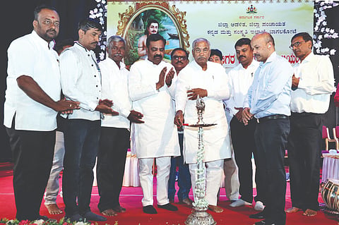  ಬಾಗಲಕೋಟೆ ನವನಗರದ ಡಾ. ಬಿ.ಆರ್. ಅಂಬೇಡ್ಕರ ಭವನದಲ್ಲಿ ಬುಧವಾರ ಅಂಬಿಗರ ಚೌಡಯ್ಯ ಜಯಂತಿ ಕಾರ್ಯಕ್ರಮವನ್ನು ಪರಿಷತ್ ಸದಸ್ಯ ಪಿ.ಎಚ್. ಪೂಜಾರ ಉದ್ಘಾಟಿಸಿದರು. ಗ್ಯಾರಂಟಿ ಯೋಜನೆಗಳ ಅನುಷ್ಠಾನದ ಜಿಲ್ಲಾ ಅಧ್ಯಕ್ಷ ಅನೀಲಕುಮಾರ ದಡ್ಡಿ, ಎಡಿಸಿ ಅಶೋಕ ತೇಲಿ ಮತ್ತಿತರರಿದ್ದರು.