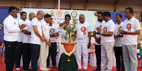 ಬಾಗಲಕೋಟೆ ಜಿಲ್ಲಾ ಕ್ರೀಡಾಂಗಣದಲ್ಲಿ ಜಿಲ್ಲಾಡಳಿತದ ವತಿಯಿಂದ ಭಾನುವಾರ ಏರ್ಪಡಿಸಿದ್ದ ಯೋಗ ದಿನಾಚರಣೆಯನ್ನು ಸಂಸದ ಪಿ.ಸಿ.ಗದ್ದಿಗೌಡರ ಉದ್ಘಾಟಿಸಿದರು. ರಾಜ್ಯಸಭಾ ಸದಸ್ಯ ನಾರಾಯಣಸಾ ಭಾಂಡಗೆ, ಪರಿಷತ್ ಸದಸ್ಯ ಪಿ.ಎಚ್.ಪೂಜಾರ, ಜಿಲ್ಲಾಽಕಾರಿ ಸಂಗಪ್ಪ, ಎಸ್ಪಿ ಸಿದ್ಧಾರ್ಥ ಗೋಯಲ್ ಮತ್ತಿತರರು ಇದ್ದರು.