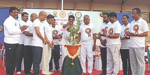 ಬಾಗಲಕೋಟೆ ಜಿಲ್ಲಾ ಕ್ರೀಡಾಂಗಣದಲ್ಲಿ ಜಿಲ್ಲಾಡಳಿತದ ವತಿಯಿಂದ ಭಾನುವಾರ ಏರ್ಪಡಿಸಿದ್ದ ಯೋಗ ದಿನಾಚರಣೆಯನ್ನು ಸಂಸದ ಪಿ.ಸಿ.ಗದ್ದಿಗೌಡರ ಉದ್ಘಾಟಿಸಿದರು. ರಾಜ್ಯಸಭಾ ಸದಸ್ಯ ನಾರಾಯಣಸಾ ಭಾಂಡಗೆ, ಪರಿಷತ್ ಸದಸ್ಯ ಪಿ.ಎಚ್.ಪೂಜಾರ, ಜಿಲ್ಲಾಽಕಾರಿ ಸಂಗಪ್ಪ, ಎಸ್ಪಿ ಸಿದ್ಧಾರ್ಥ ಗೋಯಲ್ ಮತ್ತಿತರರಿದ್ದರು.