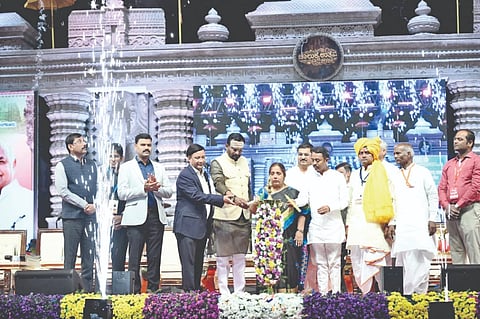  ಹುನಗುಂದ ತಾಲೂಕಿನ ಐಹೊಳೆ ಗ್ರಾಮದಲ್ಲಿ ಬುಧವಾರ ಸಂಜೆ ನಡೆದ ಚಾಲುಕ್ಯ ಉತ್ಸವ ಸಮಾರೋಪ ಸಮಾರಂಭವನ್ನು ಹುನಗುಂದ ಶಾಸಕ ವಿಜಯಾನಂದ ಕಾಶಪ್ಪನವರ ಉದ್ಘಾಟಿಸಿದರು. ಚಿತ್ರದಲ್ಲಿ ಬಾದಾಮಿ ಶಾಸಕ ಭೀಮಸೇನ ಚಿಮ್ಮನಕಟ್ಟಿ, ಜಿ.ಪಂ. ಮಾಜಿ ಅಧ್ಯಕ್ಷೆ ಬಾಯಕ್ಕ ಮೇಟಿ, ಜಿ.ಪಂ. ಸಿಇಒ ಶಶಿಧರ ಕುರೇರ ಮತ್ತಿತರರು ಇದ್ದರು.