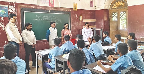  ಜಮಖಂಡಿ ಪಿಬಿ ಹೈಸ್ಕೂಲ್ ಗೆ ಜಿಲ್ಲಾಧಿಕಾರಿ ಸಂಗಪ್ಪ ಎಂ. ಭೇಟಿ ನೀಡಿ ಮಕ್ಕಳೊಂದಿಗೆ ಸಂವಾದ ನಡೆಸಿದರು. ಮಖಂಡಿ ಉಪವಿಭಾಗಾಧಿಕಾರಿ ಶ್ವೇತಾ ಬೀಡಿಕರ, ತಹಸೀಲ್ದಾರ್ ಅನೀಲ ಬಡಿಗೇರ, ಆಯುಕ್ತ ಜ್ಯೋತಿ ಗಿರೀಶ ಎಸ್. ಇದ್ದರು.
