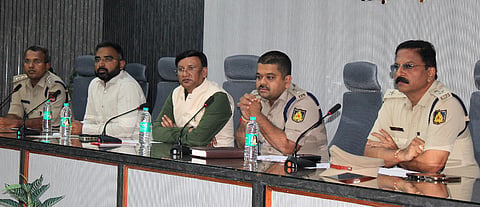 ಬಾಗಲಕೋಟೆ ಜಿಪಂ ಸಭಾಭವನದಲ್ಲಿ ಶನಿವಾರ ಈದ್-ಮಿಲಾದ ಹಬ್ಬದ ಹಿನ್ನೆಲೆ ಜಿಲ್ಲಾಽಕಾರಿ ಸಂಗಪ್ಪ ಅಧ್ಯಕ್ಷೆಯಲ್ಲಿ ಶಾಂತತಾ ಸಭೆ ನಡೆಯಿತು. ಜಿಪಂ ಸಿಇಒ ಗಜಾನನ ಬಾಲೆ, ಎಸ್ಪಿ ಸಿದ್ಧಾರ್ಥ ಗೋಯಲ್ ಹಾಗೂ ಇತರರು ಇದ್ದರು.
