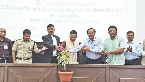 ಬಾಗಲಕೋಟೆ ಪಂಚಾಯಿತಿ ನೂತನ ಸಭಾ ಭವನದಲ್ಲಿ ಗುರುವಾರ ಹಮ್ಮಿಕೊಂಡ ಜಿಲ್ಲಾ ಮಾನವ ಅಭಿವೃದ್ಧಿ ವರದಿ-2025 ಹಾಗೂ ಸಮಗ್ರ ಸುಸ್ಥಿರ ಜಿಲ್ಲಾ ಅಭಿವೃದ್ಧಿ ದೂರದೃಷ್ಟಿ ಯೋಜನೆ-2031ರ ತರಬೇತಿ ಕಾರ್ಯಾಗಾರವನ್ನು ಜಿಲ್ಲಾಧಿಕಾರಿ ಸಂಗಪ್ಪ ಉದ್ಘಾಟಿಸಿದರು. ಜಿಪಂ ಸಿಇಒ ಶಶಿಧರ ಕುರೇರ, ಎಸ್ಪಿ ಸಿದ್ಧಾರ್ಥ ಗೋಯಲ್, ಸಿದ್ರಾಮೇಶ್ವರ ಉಕ್ಕಲಿ ಮತ್ತಿತರರು ಇದ್ದರು.