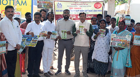 ಬಾಗಲಕೋಟೆ ಜಿಲ್ಲಾದ್ಯಂತ ೧೯೬ ಗ್ರಾಪಂ ವ್ಯಾಪ್ತಿಯಲ್ಲಿ ವಿಬಿ ಜಿ ರಾಮ್ ಜಿ ಜಾಗೃತಿ ಅಭಿಯಾನದ ಅಂಗವಾಗಿ ಶನಿವಾರ ತಾಲೂಕಿನ  ಮುರನಾಳ ಆರ್.ಸಿ. ಕೇಂದ್ರದಲ್ಲಿ ಜಿಲ್ಲಾಽಕಾರಿ ಸಂಗಪ್ಪ ಹಾಗೂ ಜಿಪಂ ಸಿಇಒ ಗಜಾನನ ಬಾಲೆ ಅವರು ಬೈಕ್ ಮೂಲಕ ಗ್ರಾಮದಲ್ಲಿ ಸಂಚರಿಸಿ ಜಾಗೃತಿ ಮೂಡಿಸುವ ಕೆಲಸ ಮಾಡಿದರು. 