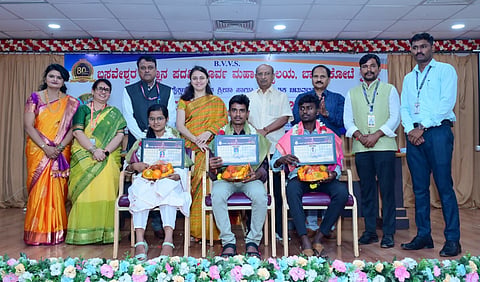 ಬಾಗಲಕೋಟೆ ಬಸವೇಶ್ವರ ಪಿಯು ಕಾಲೇಜಿನಲ್ಲಿ ಹಮ್ಮಿಕೊಂಡಿದ್ದ ಶೈಕ್ಷಣಿಕ ಚಟುವಟಿಕೆಗಳ ಉದ್ಘಾಟನೆ ಸಮಾರಂಭದಲ್ಲಿ ಪಿಯುಸಿಯಲ್ಲಿ ಅಧಿಕ ಅಂಕ ಪಡೆದ ವಿದ್ಯಾರ್ಥಿಗಳನ್ನು ಸನ್ಮಾನಿಸಲಾಯಿತು. ಡಾ. ಸಹನಾ ರಾವ್, ಕಾಲೇಜ್ ಆಡಳಿತ ಮಂಡಳಿಯ ಕಾರ್ಯಾಧ್ಯಕ್ಷ ಗುರುಬಸವ ಸೂಳಿಬಾವಿ, ಡಾ.ಎಸ್.ಎಂ. ಗಾಂವಕರ, ಪ್ರಾಚಾರ್ಯೆ ಎಸ್.ಆರ್. ದೇಶಪಾಂಡೆ ಇತರರಿದ್ದರು.