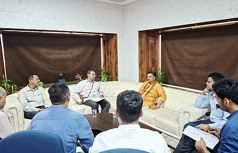  ಹುಬ್ಬಳ್ಳಿಯಲ್ಲಿ ದಕ್ಷಿಣ ಪಶ್ವಿಮ ರೈಲ್ವೆ ಮಹಾ ವ್ಯವಸ್ಥಾಪಕರೊಂದಿಗೆ ಉತ್ತರ ಕರ್ನಾಟಕ ರೈಲು ಅಭಿವೃದ್ಧಿ ಕುರಿತು ನಡೆದ ಸಭೆಯಲ್ಲಿ ಭಾಗವಹಿಸಿದ್ದ ರಾಜ್ಯಸಭಾ ಸದಸ್ಯ ನಾರಾಯಣಸಾ ಭಾಂಡಗೆ. ಅಧಿಕಾರಿಗಳು ಸಭೆಯಲ್ಲಿದ್ದರು.