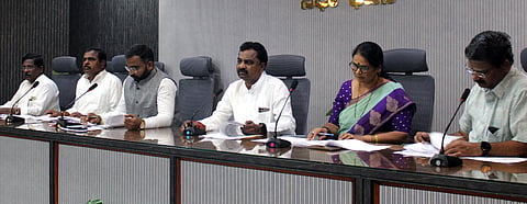ಬಾಗಲಕೋಟೆ ಜಿಪಂ ಸಭಾಭವನದಲ್ಲಿ ಬುಧವಾರ ಗ್ಯಾರಂಟಿ ಯೋಜನೆಗಳ ಜಿಲ್ಲಾ ಮಟ್ಟದ ಪ್ರಗತಿ ಪರಿಶೀಲನೆ ಸಮಿತಿ ಅಧ್ಯಕ್ಷ ಅನೀಲಕುಮಾರ ದಡ್ಡಿ ಅಧ್ಯಕ್ಷತೆಯಲ್ಲಿ ನಡೆಯಿತು. ಉಪಾಧ್ಯಕ್ಷ ಶಂಕರಪ್ಪ ನೇಗಲಿ, ಜಿಪಂ ಸಿಇಒ ಗಜಾನನ ಬಾಲೆ ಹಾಗೂ ಸದಸ್ಯರು ಇದ್ದರು.