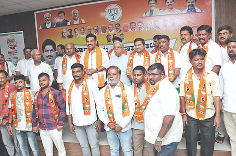  ಬಾಗಲಕೋಟೆ ಬಿಜೆಪಿ ಜಿಲ್ಲಾ ಕಾರ್ಯಾಲಯದಲ್ಲಿ ಭಾನುವಾರ ಸಂಜೆ ನಡೆದ ಕಾರ್ಯಕ್ರಮದಲ್ಲಿ ಬಿಜೆಪಿ ರಾಜ್ಯಾಧ್ಯಕ್ಷ ವಿಜಯೇಂದ್ರ ಸಮ್ಮುಖದಲ್ಲಿ ಡಾ.ದೇವರಾಜ ಪಾಟೀಲ, ದುಂಡಪ್ಪ ಏಳಮ್ಮಿ, ಕುರುಬ ಸಮಾಜದ ಜಿಲ್ಲಾಧ್ಯಕ್ಷ ಡಿ.ಬಿ.ಸಿದ್ದಾಪುರ ಸೇರಿದಂತೆ ಅನೇಕ ಕಾರ್ಯಕರ್ತರು ಬಿಜೆಪಿ ಸೇರ‌್ಪಡೆಯಾದರು. ಸಂಸದ ಗೋವಿಂದ ಕಾರಜೋಳ, ಬಿಜೆಪಿ ಅಭ್ಯರ್ಥಿ ವೀರಣ್ಣ ಚರಂತಿಮಠ ಮತ್ತಿತರರು ಇದ್ದರು.