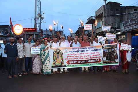 ಅಯೋಧ್ಯೆ ರಾಮ ಮಂದಿರದ ಹುಂಡಿ ಕಳುವು ಪ್ರಕರಣ ಖಂಡಿಸಿ ಬಾಗಲಕೋಟೆ ನಗರದಲ್ಲಿ ಬುಧವಾರ ಸಂಜೆ ಕಾಂಗ್ರೆಸ್ ಪಕ್ಷದ ವತಿಯಿಂದ ಪಂಜಿನ ಮೆರವಣಿಗೆ ನಡೆಸಿದರು.