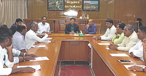 ಬಾಗಲಕೋಟೆ ಜಿಲ್ಲಾಧಿಕಾರಿ ಸಭಾಂಗಣದಲ್ಲಿ ಬುಧವಾರ ಜಿಲ್ಲಾಧಿಕಾರಿ ಸಂಗಪ್ಪ ಅಧ್ಯಕ್ಷತೆಯಲ್ಲಿ ಮತದಾರರ ಪಟ್ಟಿ ವಿಶೇಷ ಪರಿಷ್ಕರಣೆ ಕುರಿತು ವಿವಿಧ ರಾಜಕೀಯ ಪಕ್ಷಗಳ ಪ್ರತಿನಿಧಿಗಳೊಂದಿಗೆ ಸಭೆ ನಡೆಸಿದರು. ಎಡಿಸಿ ಅಶೋಕ ತೇಲಿ, ಉಪ ವಿಭಾಗಾಧಿಕಾರಿ ಮಹೇಶ ಮಾಲಗಿತ್ತಿ ಇತರರು ಇದ್ದರು.