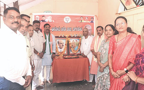 ಬಾಗಲಕೋಟೆ ಬಿಜೆಪಿ ವತಿಯಿಂದ ಆಯೋಜಿಸಿದ್ದ ಡಾ. ಶ್ಯಾಮ ಪ್ರಸಾದ್ ಮುಖರ್ಜಿ ಪುಣ್ಯಸ್ಮರಣೆ ಕಾರ್ಯಕ್ರಮದಲ್ಲಿ ಮುಖಂಡರು ಅವರ ಭಾವಚಿತ್ರಕ್ಕೆ ಪುಷ್ಪಾಂಜಲಿ ಸಲ್ಲಿಸಿದರು. ರಾಜ್ಯಸಭಾ ಸದಸ್ಯ ನಾರಾಯಣಸಾ ಭಾಂಡಗೆ, ಮಾಜಿ ಶಾಸಕ ವೀರಣ್ಣ ಚರಂತಿಮಠ ಮತ್ತಿತರರು ಇದ್ದರು.