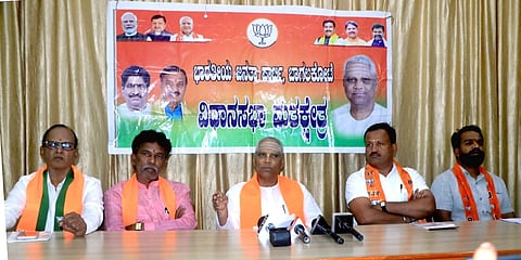 ಬಾಗಲಕೋಟೆಯಲ್ಲಿ ಗುರುವಾರ ಸುದ್ದಿಗೋಷ್ಠಿಯಲ್ಲಿ ಮಾಜಿ ಶಾಸಕ ವೀರಣ್ಣ ಚರಂತಿಮಠ ಮಾತನಾಡಿದರು. ಮುಖಂಡರಾದ ರಾಜು ನಾಯ್ಕರ್, ಸತ್ಯನಾರಾಯಣ ಹೇಮಾದ್ರಿ, ಬಸವರಾಜ ಹುನಗುಂದ, ಶ್ರೀಧರ ನಾಗರಬೆಟ್ಟ ಇದ್ದರು.