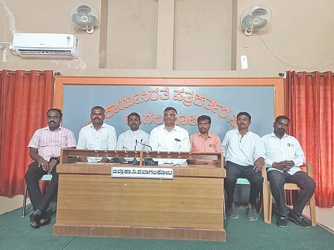 ಬಾಗಲಕೋಟೆಯಲ್ಲಿ ಹಿಂದು ಜಾಗರಣ ವೇದಿಕೆ ಉತ್ತರ ಪ್ರಾಂತ ಸಹ ಸಂಚಾಲಕ ಶ್ರೀಕಾಂತ ಹೊಸಕೆರೆ ಸುದ್ದಿಗೋಷ್ಠಿ ನಡೆಸಿದರು. ಕುಮಾರಸ್ವಾಮಿ ಹಿರೇಮಠ, ಕಿರಣ ಪವಾಡಶೆಟ್ಟರ್, ವೆಂಕಣ್ಣ ಕಳ್ಳಿಗುಡ್ಡ, ಕಾಂತು ವಿಜಾಪುರ ಇತರರಿದ್ದಾರೆ.