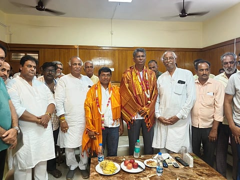 ಬಾಗಲಕೋಟೆ ವ್ಯಾಪಾರ ಮತ್ತು ಉದ್ಯಮಿಗಳ ಸಂಘದಿಂದ ಶನಿವಾರ ನಗರಕ್ಕೆ ಆಗಮಿಸಿದ್ದ ಸಚಿವ ಸತೀಶ ಜಾರಕಿಹೊಳಿ ಅವರನ್ನು ಭೇಟಿ ಮಾಡಿ, ಮೆಗಾ ಮಾರುಕಟ್ಟೆ ಯೋಜನೆ ಬೇಗ ಆರಂಭಿಸುವಂತೆ ಕೋರಿದರು. ಸಚಿವರ ಜೊತೆ ಶಾಸಕ ಉಮೇಶ ಮೇಟಿ ಅವರನ್ನು ಸನ್ಮಾನಿಸಿದರು. ಬಿಟಿಡಿಎ ಅಧ್ಯಕ್ಷ ಪ್ರಕಾಶ ತಪಶೆಟ್ಟಿ ಹಾಗೂ ಸಂಘದ ಪದಾಧಿಕಾರಿಗಳು ಇದ್ದರು.