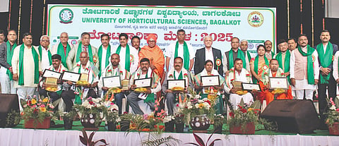  ಬಾಗಲಕೋಟೆ ತೋವಿವಿಯಲ್ಲಿ ಆಯೋಜಿಸಿದ್ದ ತೋಟಗಾರಿಕೆ ಮೇಳದ ಮೂರನೇ ದಿನ ಬೆಂಗಳೂರು ಗ್ರಾಮಾಂತರ ಜಿಲ್ಲೆಯ ರಮೇಶ ಎಚ್., ಬೆಂಗಳೂರು ನಗರ ಜಿಲ್ಲೆಯ ಮುನಿರಾಜು ಬಿ.ಎನ್., ರಾಮನಗರ ಜಿಲ್ಲೆಯ ದೇವರಾಜು ಜಿ., ತುಮಕೂರಿನ ಚನ್ನಕೇಶವ ಸ್ವಾಮಿ, ಕೊಪ್ಪಳ ಜಿಲ್ಲೆಯ ಸುದೇಶಕುಮಾರ ಪಟ್ಟಣಶೆಟ್ಟಿ, ರಾಯಚೂರು ಜಿಲ್ಲೆಯ ಪದ್ಮಾವತಿ ಬಾಗೋಡಿ, ಬಳ್ಳಾರಿ ಜಿಲ್ಲೆಯ ಕೆ.ಬಸಪ್ಪ ಚನ್ನಬಸಪ್ಪ ಹಾಗೂ ವಿಜಯನಗರ ಜಿಲ್ಲೆಯ ಪೂಜ್ಯ ಡಾ.ಮಹೇಶ್ವರ ಸ್ವಾಮಿಗಳಿಗೆ ಫಲಶ್ರೇಷ್ಠ ರೈತ ಪ್ರಶಸ್ತಿ ನೀಡಿ ಗೌರವಿಸಲಾಯಿತು. ಸಚಿವ ಸತೀಶ್ ಜಾರಕಿಹೊಳಿ, ಸಂಸದ ಪಿ.ಸಿ. ಗದ್ದಿಗೌಡರ, ಗದಗ ನಂದಿವೇರಿ ಸಂಸ್ಥಾನಮಠದ ಶಿವಕುಮಾರ ಶ್ರೀಗಳು, ಜಿಪಂ ಸಿಇಒ ಶಶಿಧರ ಕುರೇರ, ಕುಲಪತಿ ಡಾ.ವಿಷ್ಣುವರ್ಧನ ಮತ್ತಿತರರು ಇದ್ದರು.