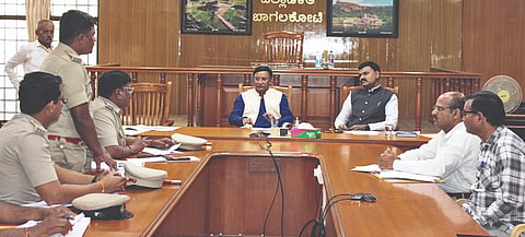 ಬಾಗಲಕೋಟೆ ಜಿಲ್ಲಾಧಿಕಾರಿಗಳ ಸಭಾಂಗಣದಲ್ಲಿ  ಕಳ್ಳಬಟ್ಟಿ ಸಾರಾಯಿ ನಿರ್ಮೂಲನೆ ಕುರಿತು ರಚಿಸಲಾದ ಜಿಲ್ಲಾ ಮಟ್ಟದ ಸ್ಥಾಯಿ ಸಮಿತಿ ಸಭೆಯ ಅಧ್ಯಕ್ಷತೆ ವಹಿಸಿ ಜಿಲ್ಲಾಧಿಕಾರಿ ಸಂಗಪ್ಪ ಎಂ. ಮಾತನಾಡಿದರು. ಎಸ್‌ಪಿ ಸಿದ್ಧಾರ್ಥ ಗೋಯಲ್, ಉಪ ಅರಣ್ಯ ಸಂರಕ್ಷಣಾಧಿಕಾರಿ ಸ್ವಪ್ನಿಲ್ ಅಹಿರೆ, ಅಬಕಾರಿ ಅಧೀಕ್ಷಕ ಹನಮಪ್ಪ ಭಜಂತ್ರಿ ಇದ್ದರು.
