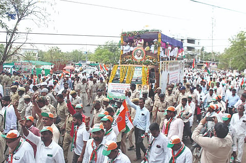 ಬಾಗಲಕೋಟೆ ನಗರದಲ್ಲಿ ಕಾಂಗ್ರೆಸ್ ಅದ್ದೂರಿ ಮೆರವಣಿಗೆಯಲ್ಲಿ ಭಾಗವಹಿಸಿದ್ದ ಅಪಾರ ಸಂಖ್ಯೆ ಜನಸ್ತೋಮ.