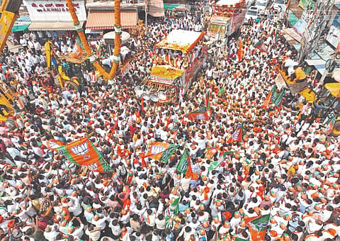 ಬಾಗಲಕೋಟೆ ನಗರದಲ್ಲಿ ಬಿಜೆಪಿ ಅಭ್ಯರ್ಥಿ ಡಾ. ವೀರಣ್ಣ ಚರಂತಿಮಠ ಅವರ ಉಮೇದುವಾರಿಕೆ ಸಲ್ಲಿಕೆ ವೇಳೆ ಪಾಲ್ಗೊಂಡಿದ್ದ ಭಾರಿ ಜನ ಸಂಖ್ಯೆ.