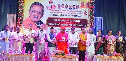 ಬಾಗಗಲಕೋಟೆಯ ಡಾ.ಬಿ.ಆರ್.ಅಂಬೇಡ್ಕರ ಭವನದಲ್ಲಿ ಜರುಗಿದ ಹನಮಂತಗೌಡ ಗೊರವರ ಅವರ ೭೫ ಹುಟ್ಟು ಹಬ್ಬದ ಅಮೃತ ಮಹೋತ್ಸವ ಮತ್ತು ಸಮಾಜ ಚಿಂತಕ ಅಭಿನಂದನಾ ಗ್ರಂಥವನ್ನು ಕಾಂಗ್ರೆಸ್ ಪಕ್ಷದ ಜಿಲ್ಲಾ ಅಧ್ಯಕ್ಷ ಎಸ್.ಜಿ,ನಂಜಯ್ಯನಮಠ ಬಿಡುಗಡೆಗೊಳಿಸಿದರು. ಎಚ್.ಬಿ.ಗೊರವರ, ಮಹೇಶ ಹೊಸಗೌಡರ, ಚಂದ್ರಶೇಖರ ಕಾಳನ್ನವರ ಮತ್ತಿತರರು ಇದ್ದರು.