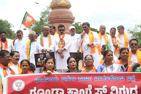 ಕಾಂಗ್ರೆಸ್ ಗೂಂಡಾಗಿರಿ ನಡೆಸುತ್ತಿದೆ ಎಂದು ಆರೋಪಿಸಿ ಕಾಂಗ್ರೆಸ್ ವಿರುದ್ಧ ಶುಕ್ರವಾರ ಬಿಜೆಪಿ ಪ್ರತಿಭಟನೆ ಹಮ್ಮಿಕೊಂಡಿದ್ದ ಹಿನ್ನೆಲೆಯಲ್ಲಿ ಬಾಗಲಕೋಟೆ ಜಿಲ್ಲಾಡಳಿತ ಭವನದ ಒಳಗೆ ಹೋಗದಂತೆ ಪ್ರವೇಶ ದ್ವಾರದಲ್ಲಿ ಬ್ಯಾರಿಕೇಡ್ ಹಾಕಿ ಬಂದ್ ಮಾಡಿ, ಬಿಗಿಪೊಲೀಸ್ ಬಂದೋಬಸ್ತ್ ಏರ್ಪಡಿಸಲಾಗಿತ್ತು.