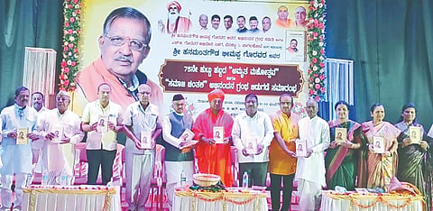 ಬಾಗಲಕೋಟೆಯ ಡಾ.ಬಿ.ಆರ್.ಅಂಬೇಡ್ಕರ್ ಭವನದಲ್ಲಿ ಜರುಗಿದ ಹನಮಂತಗೌಡ ಗೊರವರ ಅವರ 75 ಹುಟ್ಟು ಹಬ್ಬದ ಅಮೃತ ಮಹೋತ್ಸವದಲ್ಲಿ ಸಮಾಜ ಚಿಂತಕ ಅಭಿನಂದನಾ ಗ್ರಂಥವನ್ನು ಕಾಂಗ್ರೆಸ್ ಪಕ್ಷದ ಜಿಲ್ಲಾ ಅಧ್ಯಕ್ಷ ಎಸ್.ಜಿ,ನಂಜಯ್ಯನಮಠ ಬಿಡುಗಡೆಗೊಳಿಸಿದರು. ಎಚ್.ಬಿ.ಗೊರವರ, ಮಹೇಶ ಹೊಸಗೌಡರ, ಚಂದ್ರಶೇಖರ ಕಾಳನ್ನವರ ಮತ್ತಿತರರಿದ್ದರು.