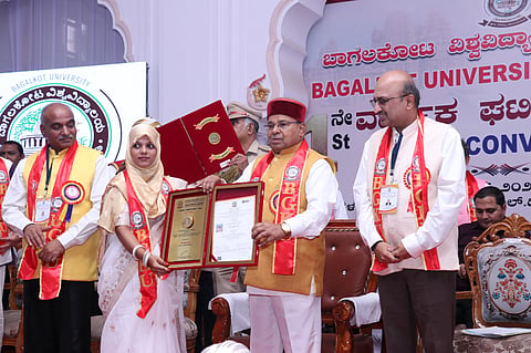 ಜಮಖಂಡಿ ನಗರದಲ್ಲಿ ಶುಕ್ರವಾರ ನಡೆದ ಬಾಗಲಕೋಟೆ ವಿಶ್ವವಿದ್ಯಾಲಯದ ಪ್ರಥಮ ವಾರ್ಷಿಕ ಘಟಿಕೋತ್ಸವದಲ್ಲಿ ಎಂಎ ಇಂಗ್ಲಿಷನಲ್ಲಿ ಚಿನ್ನದ ಪದಕ ಪಡೆದ ಆಯೇಶಾ ಅಲಾಸ್ ಅವರಿಗೆ ರಾಜ್ಯಪಾಲ ಥಾವರ್‌ಚಂದ್ ಗೆಹ್ಲೋಟ್ ಪದಕ ಮತ್ತು ಪದವಿ ಪ್ರದಾನ ಮಾಡಿದರು. ಚಿತ್ರದಲ್ಲಿ ನಾಗಪುರ ಐಐಎಂ ನಿರ್ದೇಶಕ ಡಾ.ಭೀಮರಾಯ ಮೇತ್ರಿ, ವಿವಿ ಕುಲಪತಿ ಆನಂದ ದೇಶಪಾಂಡೆ ಇದ್ದಾರೆ.