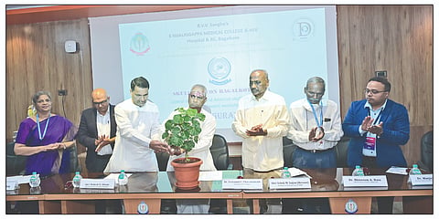 ಬಾಗಲಕೋಟೆ ಬಿವಿವಿ ಸಂಘದ ಎಸ್. ನಿಜಲಿಂಗಪ್ಪ ಮೆಡಿಕಲ್ ಕಾಲೇಜಿನಲ್ಲಿ ಶನಿವಾರ ಆಯೋಜಿಸಿದ್ದ ಮೃತ ಶರೀರ ಆಧಾರಿತ ಶಸ್ತ್ರಚಿಕಿತ್ಸಾ ಕಾರ್ಯಾಗಾರವನ್ನು ಬಿವಿವಿ ಸಂಘದ ಕಾರ್ಯಾಧ್ಯಕ್ಷ ವೀರಣ್ಣ ಚರಂತಿಮಠ ಉದ್ಘಾಟಿಸಿದರು. ಮಹೇಶ ಅಥಣಿ, ಅಶೋಕ ಸಜ್ಜನ, ಡಾ. ಭುವನೇಶ್ವ ರಿ ಯಳಮಲಿ ಮತ್ತಿತರರಿದ್ದರು.