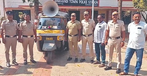 ಬಾಗಲಕೋಟೆ ನಗರದಲ್ಲಿ ಹಿಂದೂ ಸಂಘಟನೆಗಳು ಪ್ರತಿಭಟನೆಗೆ ಕರೆ ನೀಡಿರುವ ಹಿನ್ನೆಲೆಯಲ್ಲಿ ಪ್ರತಿಭಟನೆಗೆ ಯಾರೂ ತೆರಳಬಾರದು ಎಂದು ಜಮಖಂಡಿ ನಗರದಲ್ಲಿ ಟಂಟಂನಲ್ಲಿ ಧ್ವನಿ ವರ್ಧಕದ ಮೂಲಕ ಪ್ರಚಾರ ಮಾಡಿದ ಪೊಲೀಸರು.