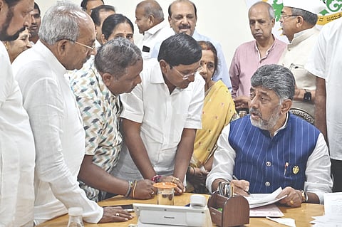  ಬಾಗಲಕೋಟೆ ವಿಧಾನಸಭೆ ಕ್ಷೇತ್ರದ ಅಭಿವೃದ್ಧಿಗೆ ವಿವಿಧ ಯೋಜನೆಗಳಿಗೆ ಅನುಮೋದನೆ ಮತ್ತು ಅನುದಾನ ನೀಡುವಂತೆ ಬೆಂಗಳೂರಲ್ಲಿ ಸಿಎಂ ಡಿ.ಕೆ.ಶಿವಕುಮಾರ ಅವರನ್ನು ಶಾಸಕ ಉಮೇಶ ಮೇಟಿ ಭೇಟಿ ಮಾಡಿ ಮನವಿ ಸಲ್ಲಿಸಿ ಚರ್ಚಿಸಿದರು. ಹೊಳೆಬಸು ಶೆಟ್ಟರ, ಮಾಜಿ ಸಚಿವ ಅಜಯಕುಮಾರ ಸರನಾಯಕ, ಜಿಪಂ ಮಾಜಿ ಅಧ್ಯಕ್ಷೆ ಬಾಯಕ್ಕ ಮೇಟಿ ಇದ್ದರು.