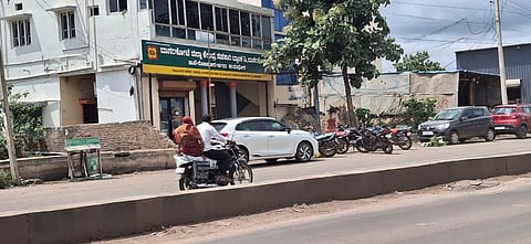 ಲೋಕಾಪುರದಲ್ಲಿ ಇರುವ ಡಿಸಿಸಿ ಬ್ಯಾಂಕಿನ ಶಾಖಾ ಕಚೇರಿ.