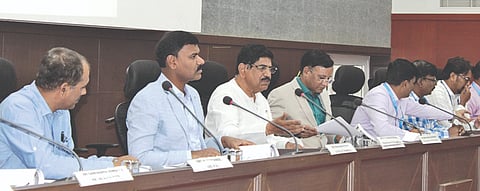 ಬಾಗಲಕೋಟೆ ಜಿ.ಪಂ. ನೂತನ ಸಭಾಭವನದಲ್ಲಿ ಮಂಗಳವಾರ ಜಿಲ್ಲಾ ಅಭಿವೃದ್ಧಿ ಸಂಯೋಜನಾ ಸಮಿತಿ ಹಾಗೂ ಜಿಲ್ಲಾಮಟ್ಟದ ಬ್ಯಾಂಕ್‌ಗಳ ಪರಿಶೀಲನಾ ಸಭೆ ನಡೆಯಿತು. ಸಂಸದ ಪಿ.ಸಿ.ಗದ್ದಿಗೌಡರ, ಜಿಲ್ಲಾಧಿಕಾರಿ ಸಂಗಪ್ಪ, ಜಿಪಂ ಸಿಇಒ ಶಶಿಧರ ಕುರೇರ, ವಿವಿಧ ಬ್ಯಾಂಕ್ ಮ್ಯಾನೇಜರ್‌ಗಳು ಇದ್ದರು.