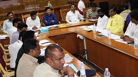 ಬಾಗಲಕೋಟೆ ಜಿಲ್ಲಾಽಕಾರಿ ಸಭಾಂಗಣದಲ್ಲಿ ಬುಧವಾರ ಜಿಲ್ಲಾ ಮಟ್ಟದ ಜಾಗೃತಿ ನಿಯಂತ್ರಣ ಹಾಗೂ ಉಸ್ತುವಾರಿ ಸಮಿತಿ ಸಭೆ ಜಿಲ್ಲಾಽಕಾರಿ ಸಂಗಪ್ಪ ಅಧ್ಯಕ್ಷತೆಯಲ್ಲಿ ನಡೆಯಿತು. ಬಾದಾಮಿ ಶಾಸಕ ಭೀಮಸೇನ ಚಿಮ್ಮನಕಟ್ಟಿ, ಬಾಗಲಕೋಟೆ ಶಾಸಕ ಉಮೇಶ ಮೇಟಿ, ಎಸ್ಪಿ ಸಿದ್ಧಾರ್ಥ ಗೋಯಲ್, ಜಿಪಂ ಉಪ ಕಾರ್ಯದರ್ಶಿ ಎನ್.ವೈ.ಬಸರಿಗಿಡದ ಮತ್ತಿತರರು ಇದ್ದರು.