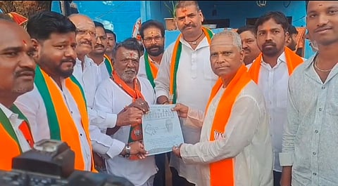  ಬಿಕೆಟಿ-24-15-ಎ  ಬಾಗಲಕೋಟೆ ನಗರದಲ್ಲಿ ಮಂಗಳವಾರ ಬಿಜೆಪಿ ಅಭ್ಯರ್ಥಿ ವೀರಣ್ಣ ಚರಂತಿಮಠ ಅವರು ಮನೆ ಮನೆಗೆ ತೆರಳಿ ಮತಯಾಚಿಸಿದರು.
