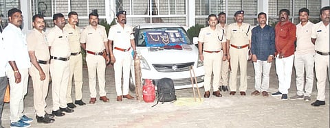 ಬಾದಾಮಿ ತಾಲೂಕಿನ ಕಾಕನೂರ ಎಸ್‌ಐಬಿ ಬ್ಯಾಂಕ್ ಕಳ್ಳತನ ಮಾಡಿದ್ದ ಪ್ರಕರಣದಲ್ಲಿ ಇಬ್ಬರು ಆರೋಪಿಗಳನ್ನು ಬಂಧಿಸಿದ ಬಾಗಲಕೋಟೆ ಜಿಲ್ಲೆ ಪೊಲೀಸರು ವಾಹನ ಹಾಗೂ ಚಿನ್ನಾಭರಣ ವಶಪಡಿಸಿಕೊಂಡಿರುವುದು. ಎಸ್ಪಿ ಸಿದ್ಧಾರ್ಥ ಗೋಯಲ್, ಬಾದಾಮಿ ಸಿಪಿಐ ಕೆ.ಬಿ. ಬನ್ನೆ ಹಾಗೂ ಕಾರ್ಯಾಚರಣೆಯಲ್ಲಿ ಪಾಲ್ಗೊಂಡಿದ್ದ ಪೊಲೀಸ್ ಸಿಬ್ಬಂದಿ ಇದ್ದಾರೆ.