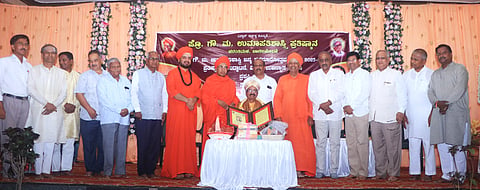 ಬಾಗಲಕೋಟೆ ನಗರ ಚರಂತಿಮಠದ ಶಿವಾನುಭವ ಮಂಟಪದಲ್ಲಿ ಭಾನುವಾರ ಹಮ್ಮಿಕೊಂಡಿದ್ದ ಪ್ರೊ.ಗೌ.ಮ.ಉಮಾಪತಿಶಾಸ್ತಿç ಜನ್ಮ ಶತಮಾನೋತ್ಸವ ವರ್ಷ, ಪ್ರತಿಷ್ಠಾನದ ಉದ್ಘಾಟನಾ ಸಮಾರಂಭದಲ್ಲಿ ಪ್ರೊ.ಮಲ್ಲೇಪುರಂ ಜಿ.ವೆಂಕಟೇಶ ಅವರಿಗೆ ಉಮಾಪತಿಶಾಸ್ತಿç  ಸಾಹಿತ್ಯ-ಸಂಶೋಧನಾ ಪ್ರಶಸ್ತಿ ನೀಡಿ ಗೌರವಿಸಲಾಯಿತು. 