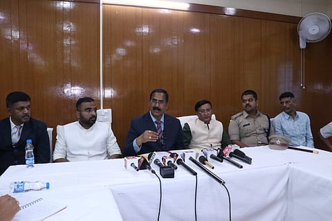 ಬಾಗಲಕೋಟೆ ನಗರದ ಹೊಸ ಪ್ರವಾಸಿ ಮಂದಿರದಲ್ಲಿ ಶುಕ್ರವಾರ ಸಂಜೆ ಉಪ ಲೋಕಾಯುಕ್ತ ಬಿ.ವೀರಪ್ಪ ಸುದ್ದಿಗೋಷ್ಠಿಯಲ್ಲಿ ಮಾತನಾಡಿದರು. ಜಿಲ್ಲಾಽಕಾರಿ ಸಂಗಪ್ಪ ಎಂ., ಸಿಇಒ ಗಜನಾನ ಬಾಲೆ, ಎಸ್ಪಿ ಸಿದ್ದಾರ್ಥ ಗೋಯಲ್, ಲೋಕಾಯುಕ್ತ ಎಸ್ಪಿ ಎಂ.ಬಿ.ನAದಗಾAವಿ ಇದ್ದರು. 