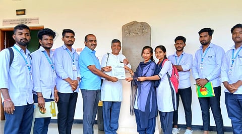  ಬಾಗಲಕೋಟೆ ಕಲಾ ಭವನದ ಆವರಣದಲ್ಲಿರುವ ವಸ್ತು ಸಂಗ್ರಾಲಯದಲ್ಲಿ ಮಂಗಳವಾರ ಕ್ಷೇತ್ರ ಕಾರ್ಯದ ಅಧ್ಯಯನದಲ್ಲಿ ಸಂಶೋಧಕ ಡಾ. ಸಂಗಮೇಶ ಕಲ್ಯಾಣಿ ಮಾತನಾಡಿದರು. ಡಾ. ಚಂದ್ರಶೇಖರ ಕಾಳನ್ನವರ, ರಂಗನಾಥ ಪೂಜಾರ, ದೀಪಾ ನಾಯಕ, ಮುತ್ತಪ್ಪ, ಭರಮಗೌಡ್ರ, ಲಕ್ಕಪ್ಪ ಮಾಳಗಿ, ಈರಣ್ಣ ಛಲವಾದಿ, ಸಿದಪ್ಪ ಕರಿಹೊಳಿ, ದಸ್ತಗಿರಿಸಾಬ್ ಕೊಲ್ಹಾರ ಇದ್ದರು.