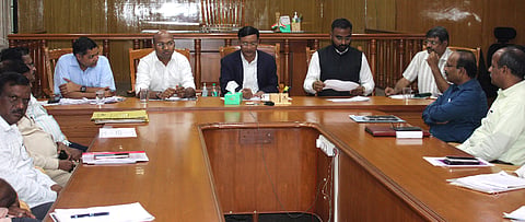 ಬಾಗಲಕೋಟೆ ಜಿಲ್ಲೆಯ ಸಕ್ಕರೆ ಕಾರ್ಖಾನೆಗಳು ರೈತರಿಗೆ ಟನ್ ಕಬ್ಬಿಗೆ ಹೆಚ್ಚುವರಿ ೫೦ ರೂ. ಪಾವತಿಸದೇ ಬಾಕಿ ಉಳಿಸಿಕೊಂಡಿರುವ ೮  ಸಕ್ಕರೆ ಕಾರ್ಖಾನೆ ಮಾಲೀಕರು ಹಾಗೂ ವ್ಯವಸ್ಥಾಪಕ ನಿರ್ದೇಶಕರ ಜೊತೆ ಜಿಲ್ಲಾಽಕಾರಿ ಸಂಗಪ್ಪ  ಅವರು ಸೋಮವಾರ ಸಭೆ ನಡೆಸಿ, ಕೂಡಲೆ ಬಾಕಿ ಪಾವತಿಸುವಂತೆ ಸೂಚನೆ ನೀಡಿದರು.