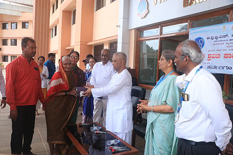 ಬಾಗಲಕೋಟೆ ಕುಮಾರೇಶ್ವರ ಆಸ್ಪತ್ರೆಯಲ್ಲಿ ಗುರುವಾರ ರೋಗಿಗಳಿಗೆ ಉಚಿತವಾಗಿ ಶ್ರವಣ ಸಾಧನಗಳನ್ನು ಬಿವಿವಿ ಸಂಘದ ಕಾರ್ಯಾಧ್ಯಕ್ಷ ವೀರಣ್ಣ ಚರಂತಿಮಠ ವಿತರಿಸಿದರು. ವೈದ್ಯಕೀಯ ಆಡಳಿತ ಮಂಡಳಿ ಕಾರ್ಯಾಧ್ಯಕ್ಷ ಅಶೋಕ ಸಜ್ಜನ, ಪ್ರಾಚಾರ್ಯೆ ಡಾ.ಭುವನೇಶ್ವರಿ ಯಳಮಲಿ, ಶ್ರೀರಾಮ ಕೋರಾ ಇದ್ದರು.