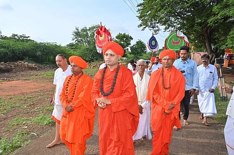 ಬಾಗಲಕೋಟೆಯ ಭೋವಿ ಗುರುಪೀಠದಿಂದ ಸೋಮವಾರ ನಗರದಲ್ಲಿ ಪಲ್ಲಕ್ಕಿ ಉತ್ಸವ ನಡೆಯಿತು. ಶ್ರೀಪೀಠದ ಜಗದ್ಗುರು ಇಮ್ಮಡಿ ಸಿದ್ಧರಾಮೇಶ್ವರ ಸ್ವಾಮೀಜಿ ಸೇರಿ ವಿವಿಧ ಮಠಾಽÃಶರು ಹೆಜ್ಜೆ ಹಾಕಿದರು.