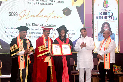 ಬಾಗಲಕೋಟೆ ಬಿವಿವಿ ಸಂಘದ ಬಿಮ್ಸ್ ನ ೨೭ನೇ ಪದವಿ ಪ್ರದಾನ ಸಮಾರಂಭದಲ್ಲಿ ಜಿಎಸ್‌ಡಬ್ಲೂ ಮಾನವ ಸಂಪನ್ಮೂಲ ವಿಭಾಗದ ಮುಖ್ಯಸ್ಥ ರಂಜಿತ್ ಕುಮಾರ್ ಪಿ. ಪದವಿ ಪ್ರದಾನ ಮಾಡಿದರು. ಸಂಘದ ಗೌರವ ಕಾರ್ಯದರ್ಶಿ ಮಹೇಶ ಅಥಣಿ, ಕಾಲೇಜು ಆಡಳಿತ ಮಂಡಳಿ ಕಾರ್ಯಾಧ್ಯಕ್ಷ ಗುರುಬಸವ ಸೂಳಿಭಾವಿ, ಬಿಮ್ಸ್ ನಿರ್ದೇಶಕ ಡಾ.ಪ್ರಕಾಶ ವಡವಡಗಿ ಇತರರು ಇದ್ದರು. 