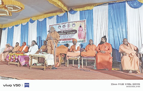 ಜಮಖಂಡಿ ತಾಲೂಕಿನ ಬುದ್ನಿ ಗ್ರಾಮದ ಸಿದ್ಧಾರೂಢ ಮಠದಲ್ಲಿ ಜರುಗಿದ ೪೦ನೇ ವರ್ಷದ ಅಧ್ಯಾತ್ಮ ಸಮ್ಮೇಳನದಲ್ಲಿ ಕನ್ಹೇರಿ ಮಠದ ಅದೃಶ್ಯ ಕಾಡಸಿದ್ಧೇಶ್ವರ ಸ್ವಾಮೀಜಿ ಮಾತನಾಡಿದರು. ಸಿದ್ಧಾನಂದ ಸ್ವಾಮೀಜಿ, ಅಭಿನವ ವೆಂಕಟೇಶ್ವರ ಸ್ವಾಮೀಜಿ, ಚನ್ನಯ್ಯ ಸ್ವಾಮೀಜಿ ಇತರರಿದ್ದರು.