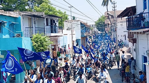 ಬಾಗಲಕೋಟೆ ನಗರದಲ್ಲಿ ಡಾ. ಬಿ.ಆರ್. ಅಂಬೇಡ್ಕರ್ 135ನೇ ಜಯಂತಿ ಅಂಗವಾಗಿ ಬೈಕ್ ರ‍್ಯಾಲಿ ಜರುಗಿತು. ಅರುಣ ಗರಸಂಗಿ, ರಾಮಪ್ಪ ನಾರಾಯಣಿ, ಗಿರಿಯಪ್ಪ ನಾರಾಯಣಿ, ದಿಲೀಪ ಢವಳೇಶ್ವರ ಇತರರಿದ್ದರು.