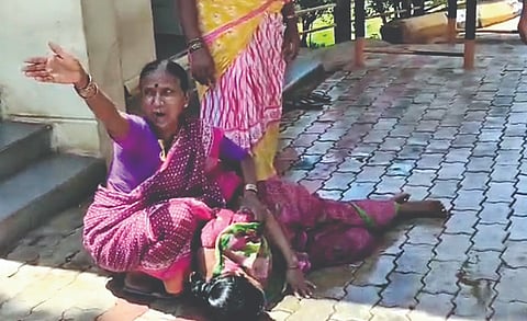 ಕೆಲಸದಿಂದ ತೆಗೆದಿದ್ದಾರೆಂದು ಮನನೊಂದು ವಿಷ ಸೇವಿಸಿ ನರಳುತ್ತಿದ್ದ ಮಗಳನ್ನು ಆಸ್ಪತ್ರೆಗೆ ಕರೆದೊಯ್ಯಲು ಸಹಾಯಕ್ಕೆ ಯಾಚಿಸಿ ಕಣ್ಣೀರು ಹಾಕುತ್ತಿರುವ ತಾಯಿ.
