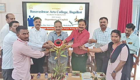 ಬಾಗಲಕೋಟೆ ನಗರದ ಬಿವಿವಿ ಸಂಘದ ಬಸವೇಶ್ವರ ಕಲಾ ಮಹಾವಿದ್ಯಾಲಯದ ವಿಚಾರ ಸಂಕಿರಣ ಕೊಠಡಿಯಲ್ಲಿ ನಡೆದ ಒಂದು ದಿನದ ಕಾರ್ಯಾಗಾರದಲ್ಲಿ ಇಳಕಲ್ಲಿನ ವಿಜಯ ಮಹಾಂತೇಶ ಮಹಾವಿದ್ಯಾಲಯದ ಪ್ರಾಚಾರ್ಯ ಡಾ.ಎಸ್.ಬಿ.ಬಿರಾದಾರ ಮಾತನಾಡಿದರು. ಡಾ.ಬಿ.ಎಂ.ಬಡಿಗೇರ, ಐಕ್ಯೂಎಸಿ ಸಂಯೋಜಕ ಡಾ.ಎ.ಯು. ರಾಠೋಡ, ಇಂಗ್ಲೀಷ್ ವಿಭಾಗದ ಮುಖ್ಯಸ್ಥ ಡಾ.ಸುರೇಶ ಆರ್. ಇದ್ದರು. 