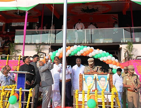  ಬಾಗಲಕೋಟೆ ಜಿಲ್ಲಾ ಕ್ರೀಡಾಂಗಣದಲ್ಲಿ ಗಣರಾಜ್ಯೋತ್ಸವ ಧ್ವಜಾರೋಹಣವನ್ನು ಜಿಲ್ಲಾ ಉಸ್ತುವಾರಿ ಸಚಿವ ಆರ್.ಬಿ.ತಿಮ್ಮಾಪುರ ನೆರವೇರಿಸಿದರು.