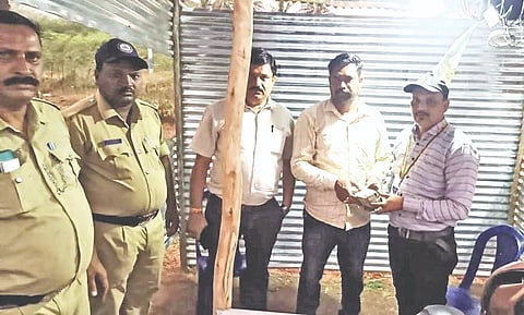 ಬಾಗಲಕೋಟೆ ಉಪ ಚುನಾವಣೆ ಹಿನ್ನೆಲೆಯಲ್ಲಿ ಬಾದಾಮಿ ತಾಲೂಕಿನ ಕುಳಗೇರಿ ಕ್ರಾಸ್ ಚೆಕ್‌ಪೋಸ್ಟ್ನಲ್ಲಿ ದಾಖಲೆ ಇಲ್ಲದ 2.50 ಲಕ್ಷ ರೂ. ಗಳ ನಗದು ಹಣವನ್ನು ಎಸ್‌ಎಸ್‌ಟಿ ಮತ್ತು ಎಫ್ಎಸ್‌ಟಿ ತಂಡವೂ ವಶ ಪಡಿಸಿಕೊಂಡಿತು.