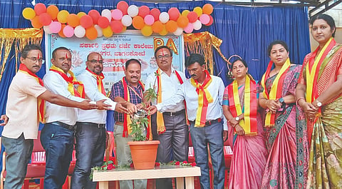 ಬಾಗಲಕೋಟೆ ನವನಗರದ ಸರ್ಕಾರಿ ಪ್ರಥಮ ದರ್ಜೆ ಕಾಲೇಜಿನಲ್ಲಿ ಶನಿವಾರ ಬಿಎ ವಿದ್ಯಾರ್ಥಿಗಳು ಹಮ್ಮಿಕೊಂಡಿದ್ದ ಸೃಜನೋತ್ಸವ ಕಾರ್ಯಕ್ರಮವನ್ನು ಕರ್ನಾಟಕ ರಾಜ್ಯ ಶಾಲಾ ಶಿಕ್ಷಣ ನೌಕರರ ಸಂಘದ ಜಿಲ್ಲಾಧ್ಯಕ್ಷ ಆನಂದ ಹಲಕುರ್ಕಿ ಉದ್ಘಾಟಿಸಿದರು. ಪ್ರಾಂಶುಪಾಲ ಡಾ. ಅರುಣಕುಮಾರ ಗಾಳಿ, ಪರಸಪ್ಪ ತಳವಾರ, ಡಾ. ಸುಮಂಗಲಾಮೇಟಿ ಮತ್ತಿತರರಿದ್ದರು.